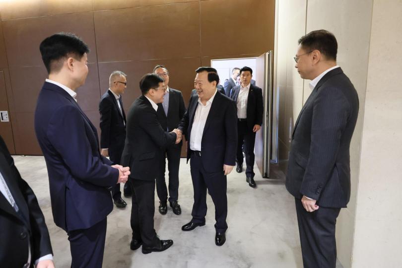 交換意見:  夏寶龍（右三）由林定國（右四）陪同，與香港大律師公會和香港律師會代表座談交流。