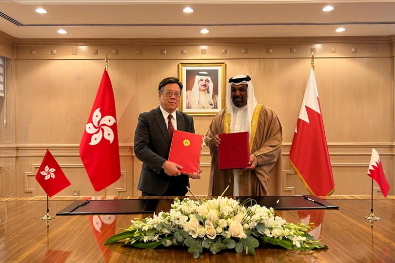 促進聯繫:  丘應樺（左）與巴林財政與國民經濟部部長Shaikh Salman bin Khalifa Al Khalifa（右）簽署全面性避免雙重課稅協定。