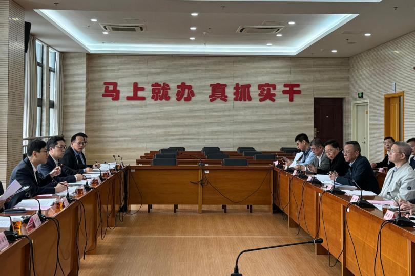 累積經驗: 孫玉菡(左一)出席座談會,聆聽當地輸港勞務合作企業在各輸入勞工計劃下的實踐經驗。 累積經驗: 孫玉菡(左一)出席座談會,聆聽當地輸港勞務合作企業在各輸入勞工計劃下的實踐經驗。