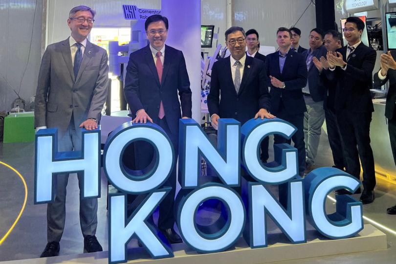 尖端科技:  孫東（左二）在利雅得為LEAP 2024科技展香港展館主持開幕儀式。