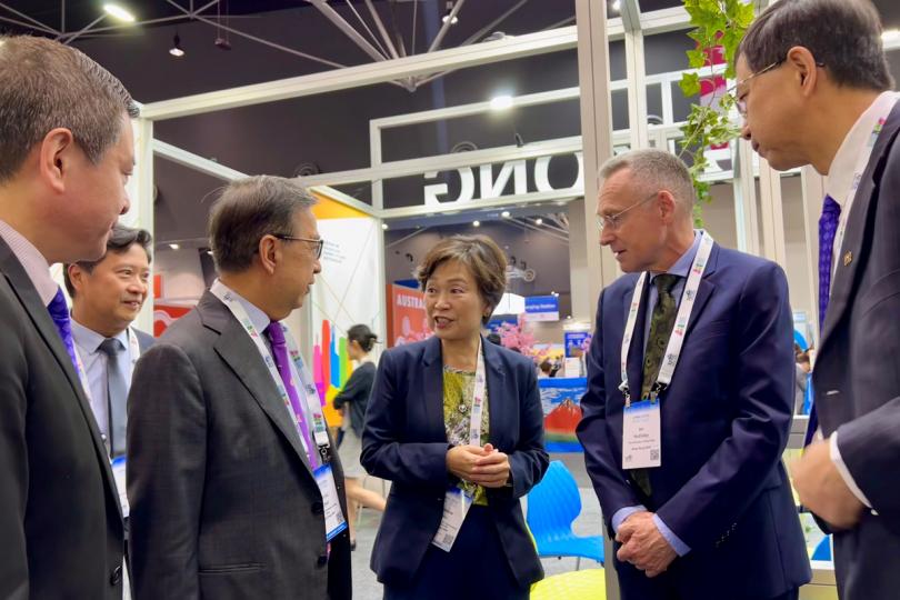 宣傳香港:  蔡若蓮（右三）出席2024亞太國際教育協會年會暨展覽，並參觀香港館。