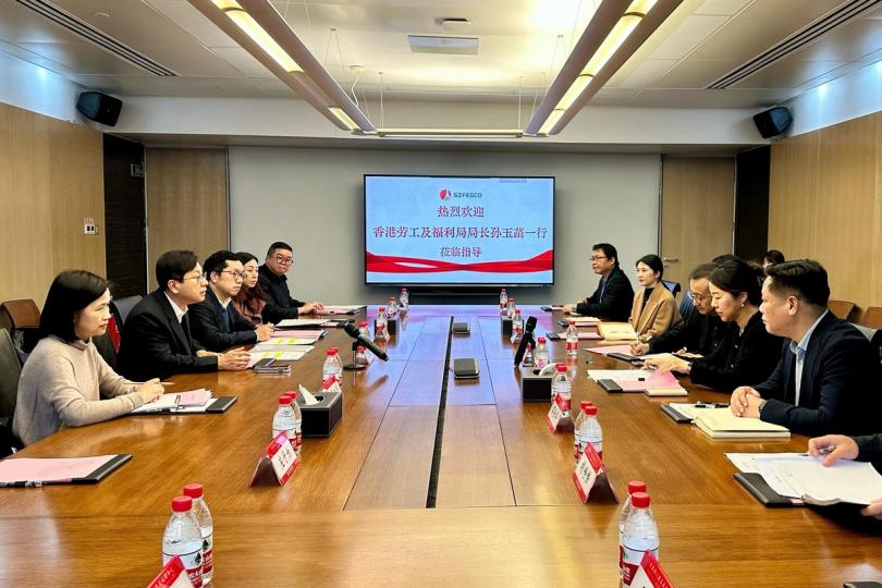 親身視察:  孫玉菡（左二）了解深圳人力資源服務業的發展。