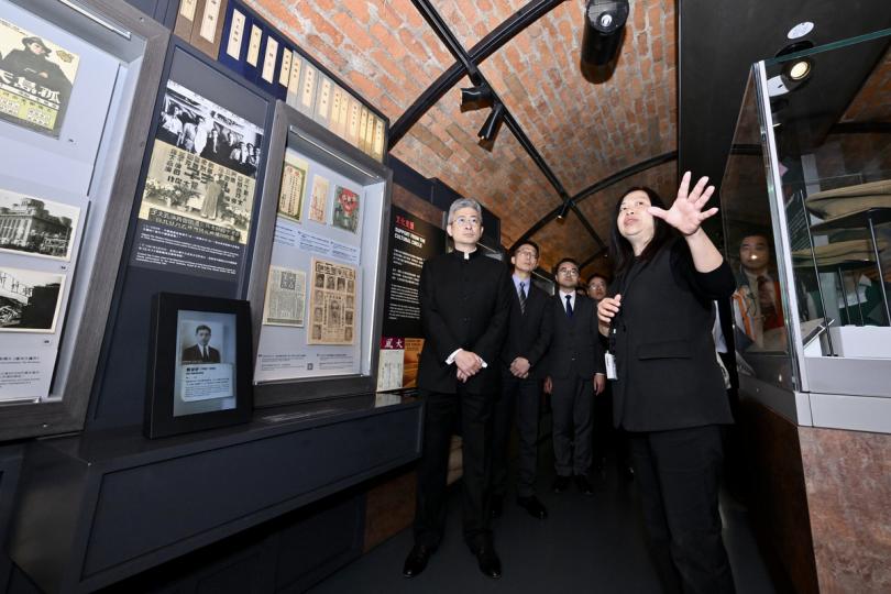 歷史漫遊:  劉震（左一）出席弘揚中華文化辦公室活動啟動儀式，並參與海防博物館展覽導賞。