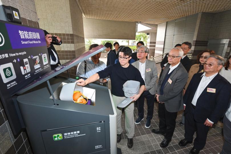 廚餘回收:  謝展寰（前排右二）在藍田滙景花園觀看智能廚餘回收桶使用示範。