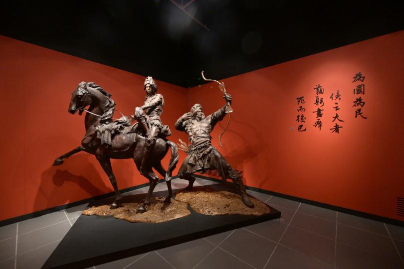 栩栩如生: 展覽展出《射鵰英雄傳》的郭靖和黃蓉雕像。 栩栩如生: 展覽展出《射鵰英雄傳》的郭靖和黃蓉雕像。