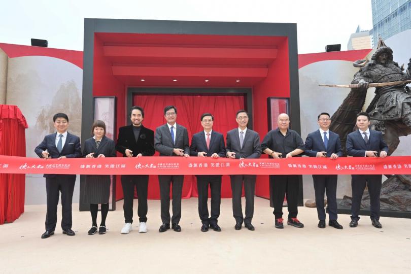 文化盛事:  行政長官李家超（中）、財政司副司長黃偉綸（左四）、文化體育及旅遊局局長楊潤雄（右四）和一眾嘉賓主持「俠之大者---金庸百年誕辰紀念」開幕典禮。