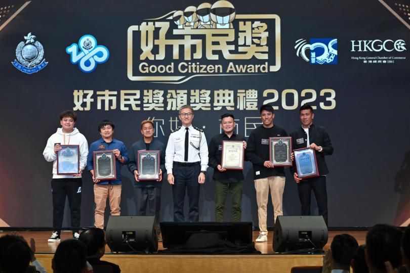 奮勇救人: 蕭澤頤(中)頒發全年好市民獎予六名自發參與海上救援的船家。 奮勇救人: 蕭澤頤(中)頒發全年好市民獎予六名自發參與海上救援的船家。