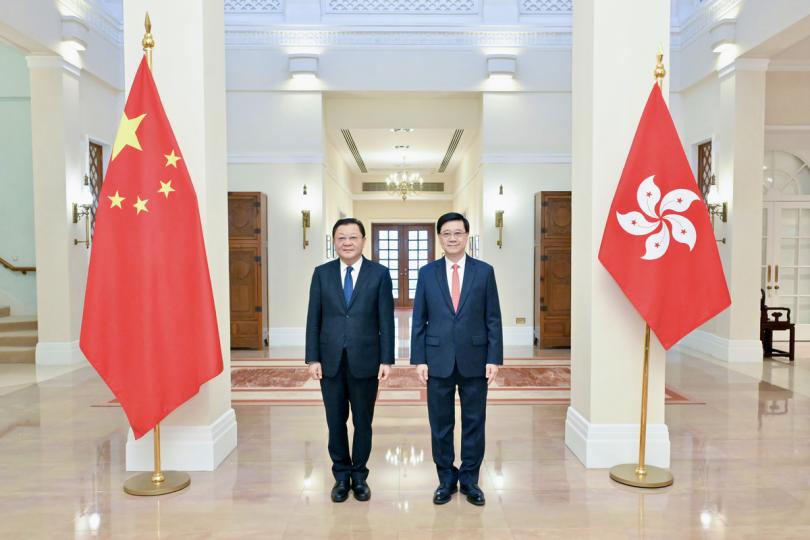 迎迓來賓: 李家超(右)在禮賓府與王偉中會面。 迎迓來賓: 李家超(右)在禮賓府與王偉中會面。