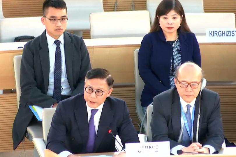 解說:  張國鈞（前排左）在聯合國人權理事會第55屆會議上，就《基本法》第23條立法發言。