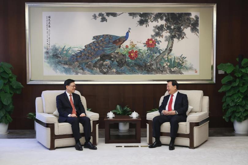 工作匯報:  夏寶龍（右）在深圳與李家超會面。