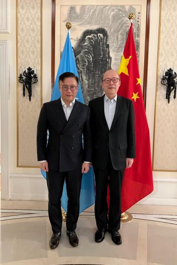 會晤:  張國鈞（左）在瑞士日內瓦拜會中華人民共和國常駐聯合國日內瓦辦事處和瑞士其他國際組織代表團特命全權大使、常駐代表陳旭。
