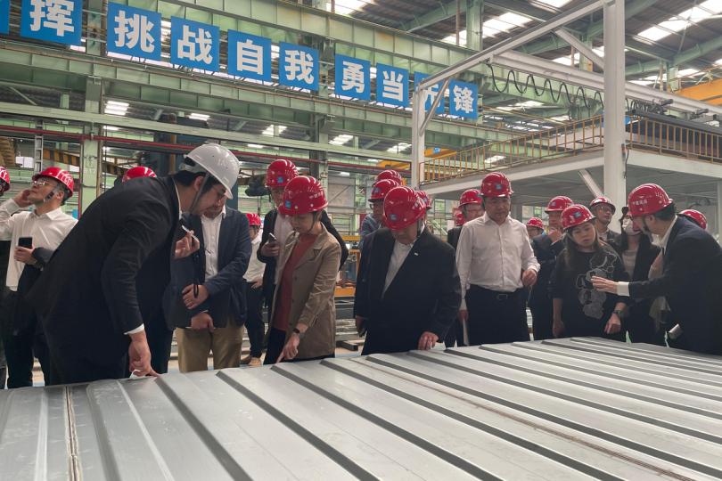 參觀: 何永賢(前排左二)在惠州視察中建科工的簡約公屋組裝合成組件廠房。 參觀: 何永賢(前排左二)在惠州視察中建科工的簡約公屋組裝合成組件廠房。