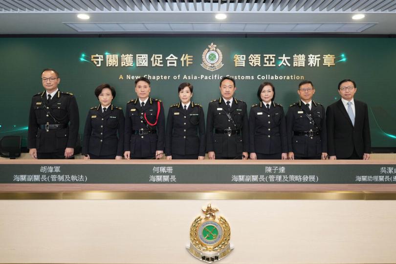 守關護國: 何珮珊(左四)在記者會上回顧部門去年工作。 守關護國: 何珮珊(左四)在記者會上回顧部門去年工作。