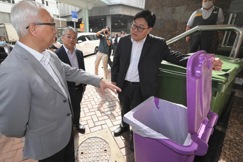 謝展寰視察垃圾收費先行先試處所 謝展寰視察垃圾收費先行先試處所