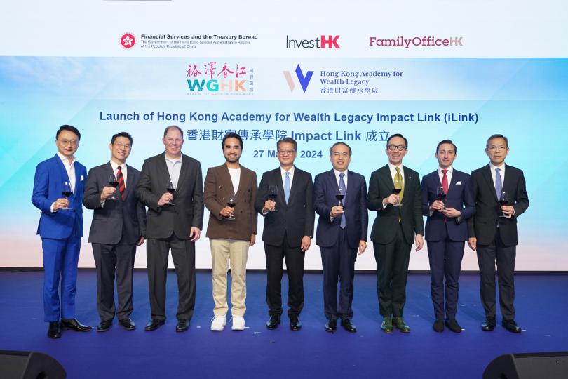 啟動:  陳茂波（中）在高峰論壇晚宴上宣布 Impact Link計劃正式啟動。