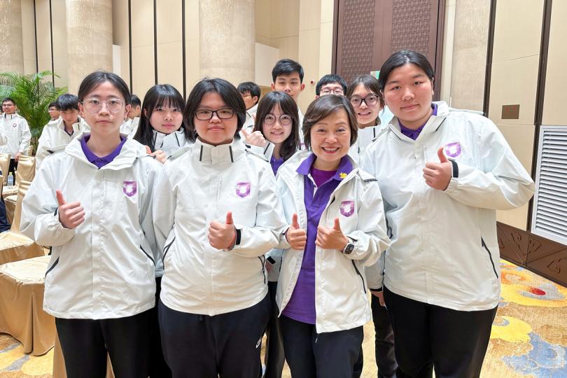 體驗: 蔡若蓮(前排右二)出席國家安全教育參訪團開營儀式,與團員合照。 體驗: 蔡若蓮(前排右二)出席國家安全教育參訪團開營儀式,與團員合照。