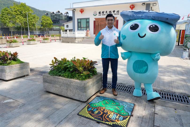 地區特色: 陳裕坤(左)與渠務署KOL「下水水」介紹位於林村的特色渠蓋。 地區特色: 陳裕坤(左)與渠務署KOL「下水水」介紹位於林村的特色渠蓋。