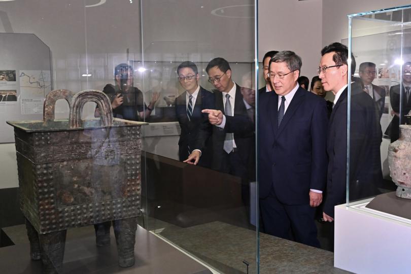 華夏文明:  卓永興（右二）、河南省文物局局長任偉（右一）等人參觀展覽。