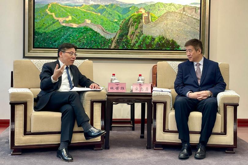 共議: 林世雄(左)與中國民用航空局局長宋志勇商討進一步加強香港與內地之間的航空連結等安排。 共議: 林世雄(左)與中國民用航空局局長宋志勇商討進一步加強香港與內地之間的航空連結等安排。