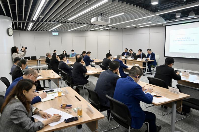 國事港事: 特首政策組舉辦全國兩會座談會,與會者向主講嘉賓提問。 國事港事: 特首政策組舉辦全國兩會座談會,與會者向主講嘉賓提問。