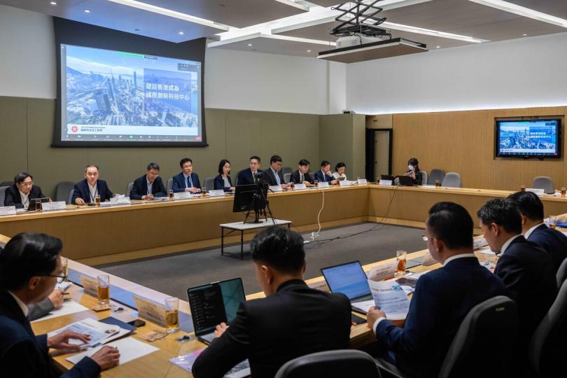 出謀獻策: 創新科技與產業發展委員會舉行第四次會議,委員就財政預算案中與創新科技及工業局相關的重點措施向政府提出意見和建議 出謀獻策: 創新科技與產業發展委員會舉行第四次會議,委員就財政預算案中與創新科技及工業局相關的重點措施向政府提出意見和建議