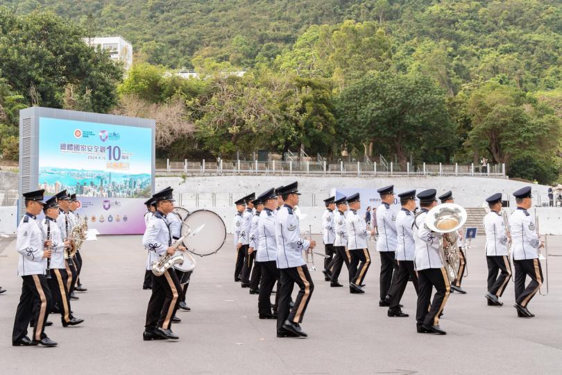 共譜新篇:  警察樂隊的表演為全民國家安全教育日升旗儀式揭開序幕。