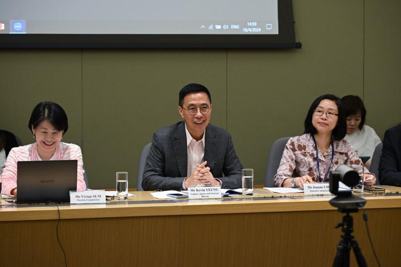 充足準備: 楊潤雄(中)主持會議,統籌內地勞動節黃金周接待訪港旅客預備工作。 充足準備: 楊潤雄(中)主持會議,統籌內地勞動節黃金周接待訪港旅客預備工作。