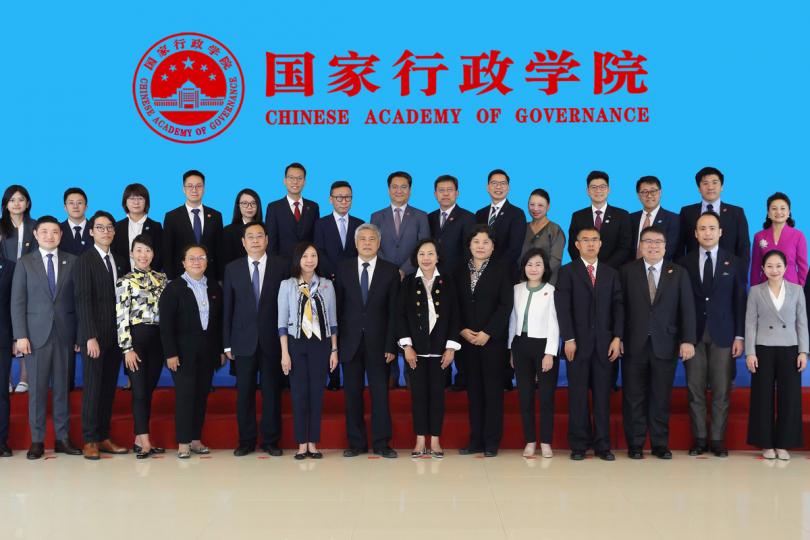 研修:  麥美娟（前排右七）在北京與國家行政學院分管日常工作的副院長謝春濤（前排左七）及民政事務專員合照。