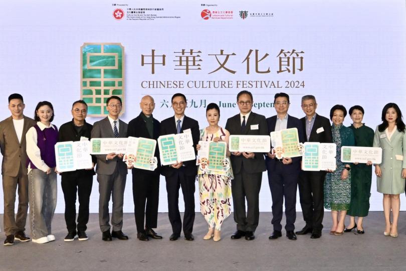 文化盛事: 楊潤雄(左六)與嘉賓出席中華文化節節目巡禮。 文化盛事: 楊潤雄(左六)與嘉賓出席中華文化節節目巡禮。