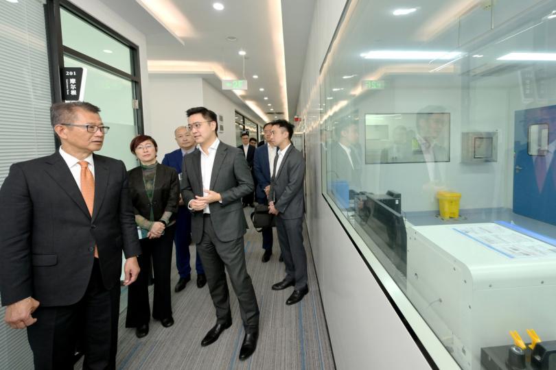 醫療創新:  陳茂波（左）到訪杭州一家從事生物醫藥科技的科創企業。