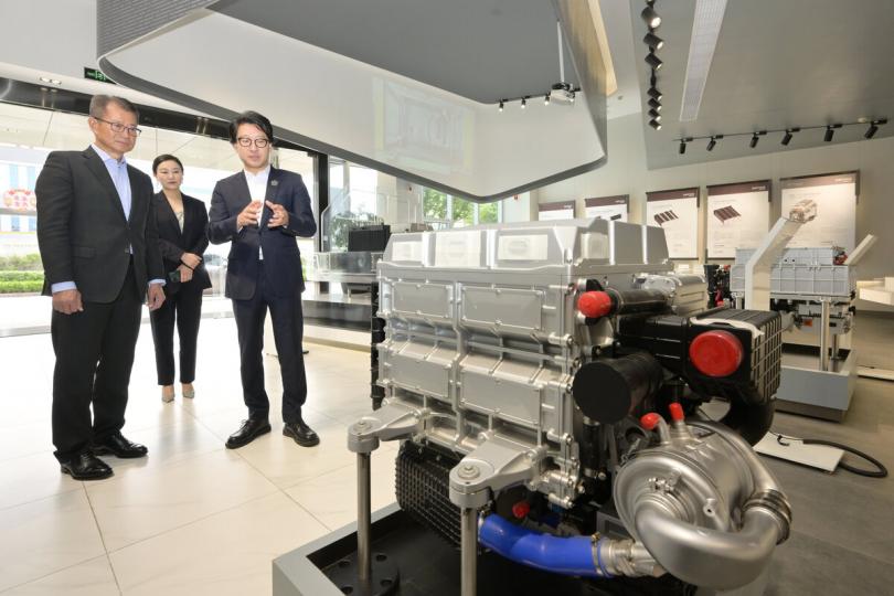 拓展業務:  陳茂波（左）在一家從事氫能科技的企業參觀燃料電池系統。