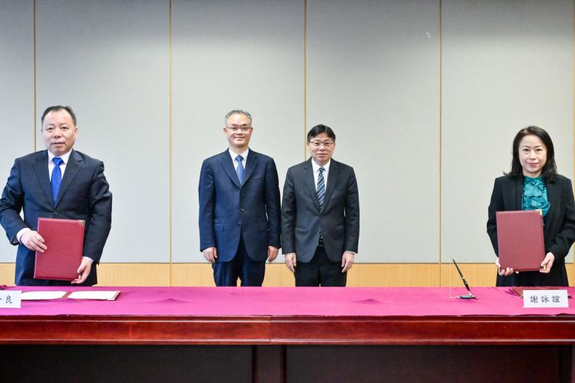 深化合作:  林世雄（右二）和劉桂平（左二）見證合作備忘錄簽訂。