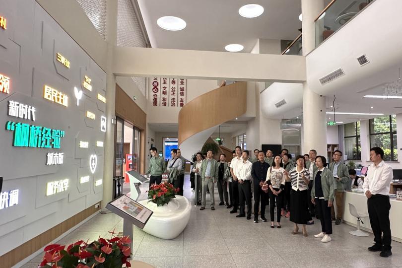 借鏡:  麥美娟（前排右二）與特區政府民政事務專員地區治理研修班學員到訪東盛社區，與社區人員交流基層治理經驗。