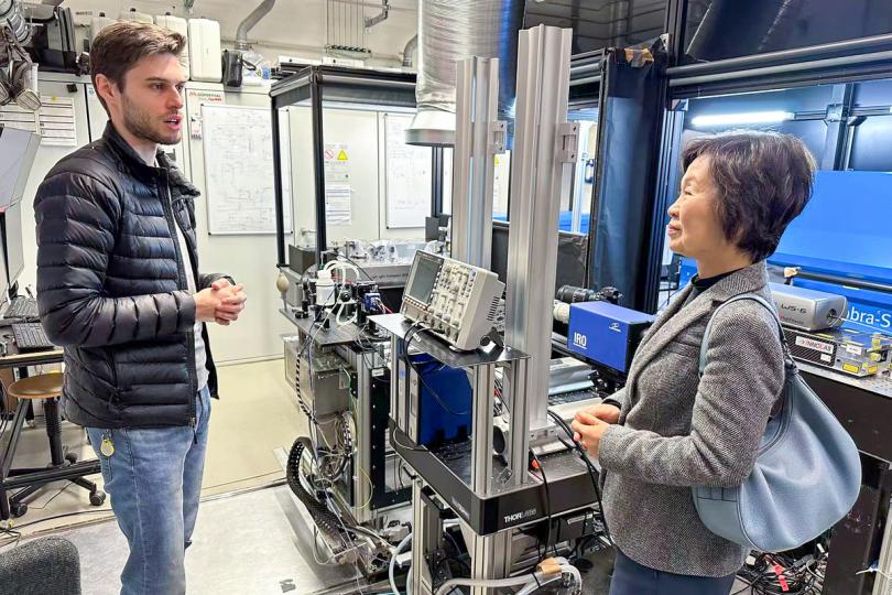 科技教育: 蔡若蓮(右)到訪位於法蘭克福的Darmstadt University of Applied Sciences,聽取學生介紹大學的實驗室。 科技教育: 蔡若蓮(右)到訪位於法蘭克福的Darmstadt University of Applied Sciences,聽取學生介紹大學的實驗室。