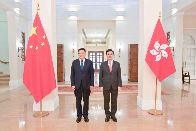 推動建設: 李家超(右)在禮賓府與孟凡利會面。 推動建設: 李家超(右)在禮賓府與孟凡利會面。