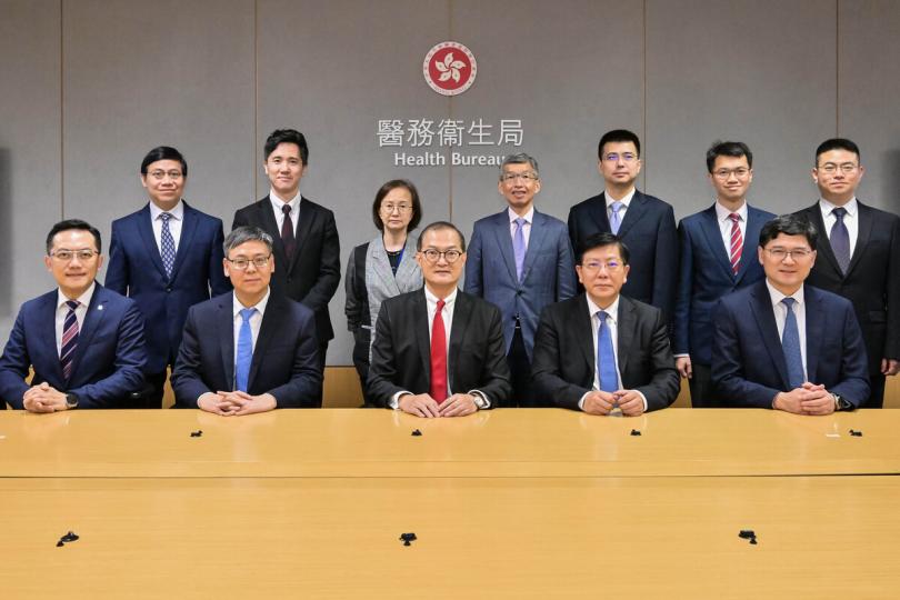 優勢互補: 盧寵茂(前排中)與聞大翔(前排右二)率領的代表團舉行會議。 優勢互補: 盧寵茂(前排中)與聞大翔(前排右二)率領的代表團舉行會議。