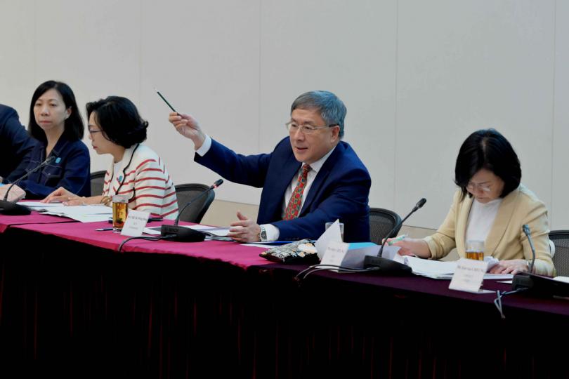 為民服務: 卓永興(右二)主持地區治理專組第四次會議,敦促各部門做好地區工作,持續提升地區治理效能。 為民服務: 卓永興(右二)主持地區治理專組第四次會議,敦促各部門做好地區工作,持續提升地區治理效能。