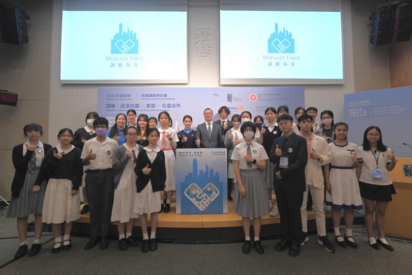 寶貴承諾: 約400人參與校園調解研討會,林定國(中)與調解為先承諾書承諾學生出席簽署儀式。 寶貴承諾: 約400人參與校園調解研討會,林定國(中)與調解為先承諾書承諾學生出席簽署儀式。