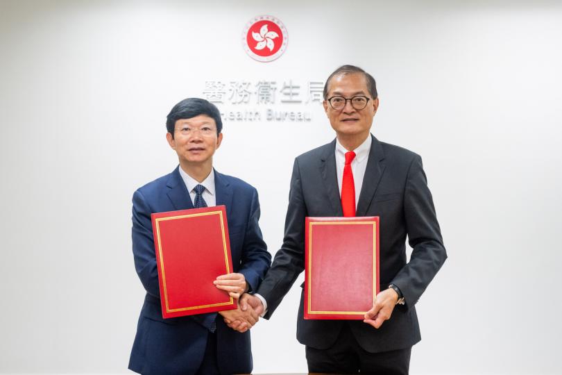 持續合作: 盧寵茂(右)與國家藥監局局長李利就藥品和中藥監管續簽合作協議。 持續合作: 盧寵茂(右)與國家藥監局局長李利就藥品和中藥監管續簽合作協議。
