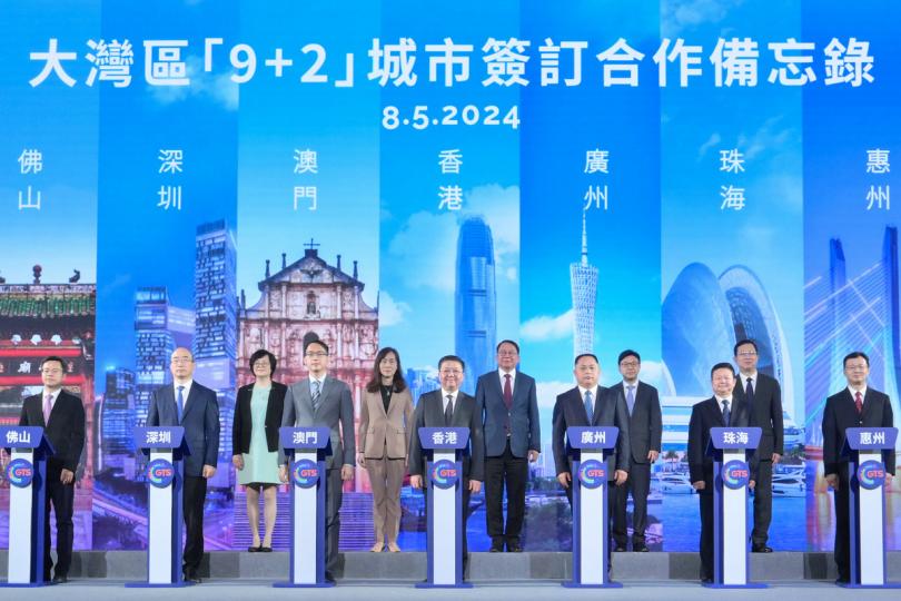 加強合作: 陳國基(後排中)、陳麗文(後排左一)、歐陽瑜(後排左二)、孫玉菡(後排右二)和杜敏琪(後排右一)見證《關於推進粵港澳大灣區人才服務合作備忘錄》簽訂。 加強合作: 陳國基(後排中)、陳麗文(後排左一)、歐陽瑜(後排左二)、孫玉菡(後排右二)和杜敏琪(後排右一)見證《關於推進粵港澳大灣區人才服務合作備忘錄》簽訂。