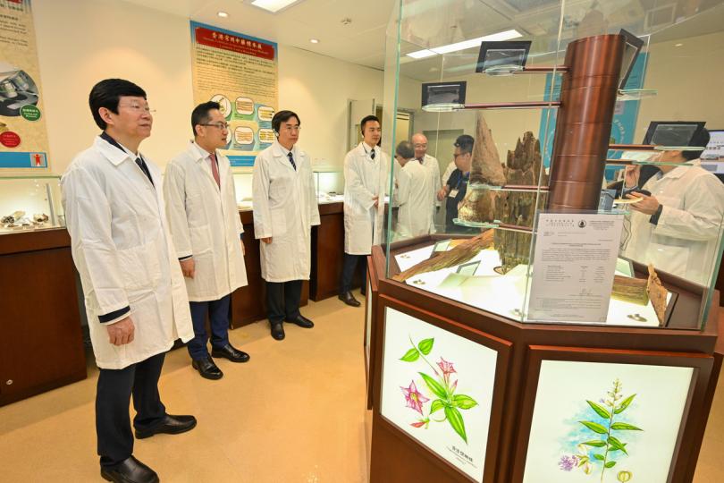 科研進展:  李利（左一）在林文健（左二）陪同下到訪政府中藥檢測中心。