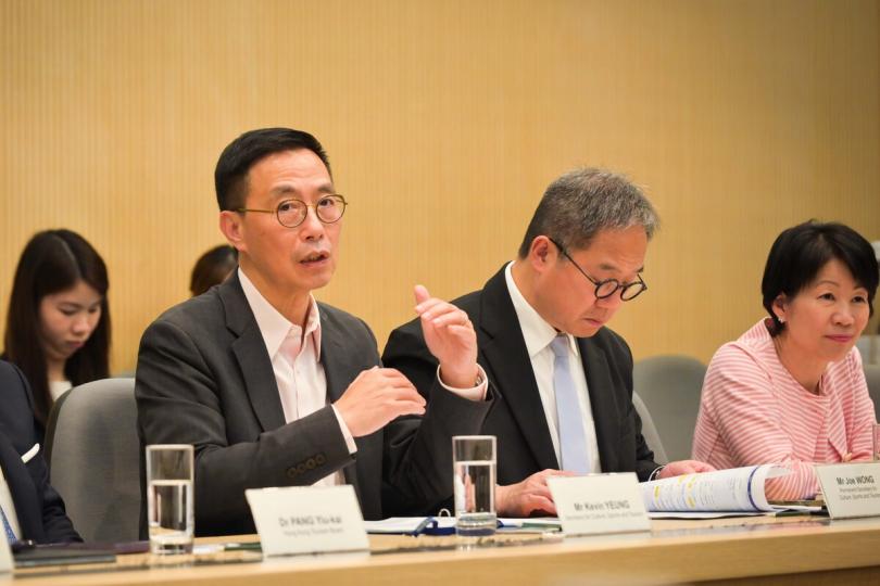 旅遊發展:  楊潤雄（左一）與旅遊業、酒店業、航空業、餐飲業、零售業等界別代表會面。