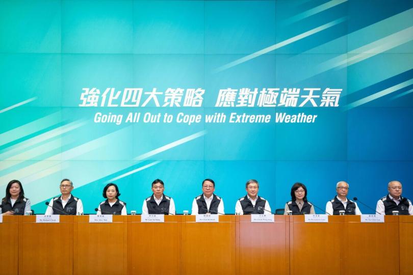 保障安全: 陳國基(中)在記者會講解政府強化應對極端天氣的策略和措施。 保障安全: 陳國基(中)在記者會講解政府強化應對極端天氣的策略和措施。