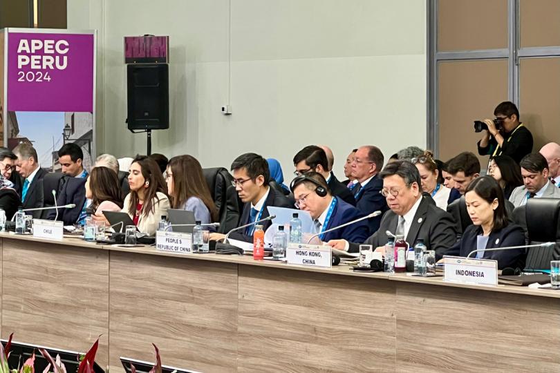 開放貿易: 丘應樺(前排右二)出席亞太經合組織貿易部長會議,在討論環節發言。旁為工業貿易署署長黃少珠(前排右一)。 開放貿易: 丘應樺(前排右二)出席亞太經合組織貿易部長會議,在討論環節發言。旁為工業貿易署署長黃少珠(前排右一)。