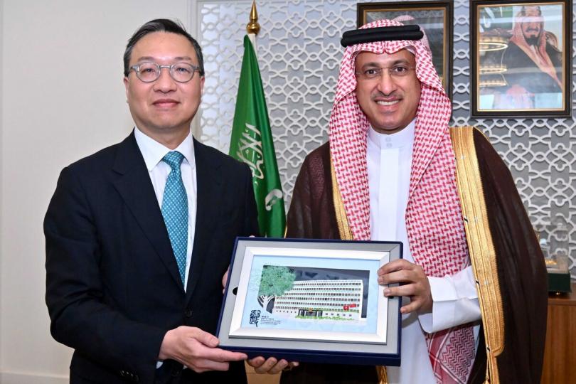 加強合作: 林定國(左)與Najem bin Abdullah al-Zaid舉行會議後致送紀念品。 加強合作: 林定國(左)與Najem bin Abdullah al-Zaid舉行會議後致送紀念品。