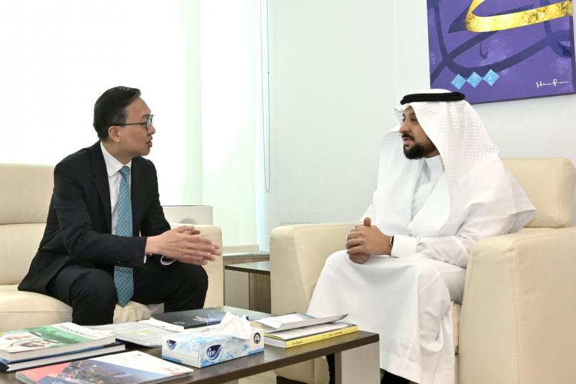 深入交流:  林定國（左）與沙特商事仲裁中心首席執行官Hamed Merah會面。