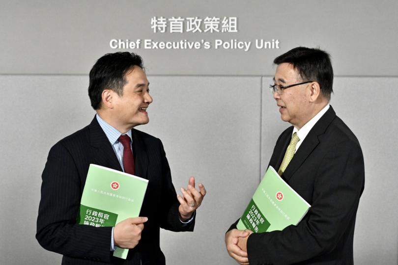 創新突破: 黃玉山(右)指,香港需要很多中層的技術人員和技術專才,因此應設立應用型大學或學院,培養學生的實踐精神,為香港經濟發展帶來幫助。 創新突破: 黃玉山(右)指,香港需要很多中層的技術人員和技術專才,因此應設立應用型大學或學院,培養學生的實踐精神,為香港經濟發展帶來幫助。
