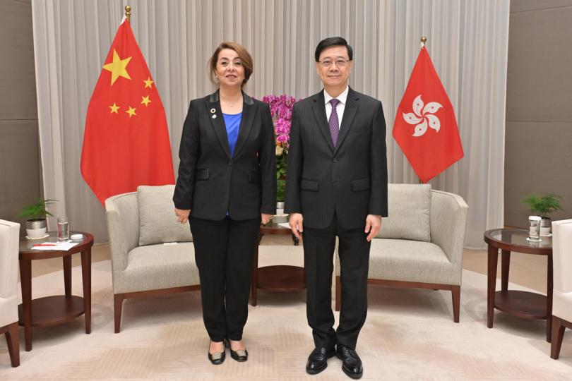 歡迎訪港: 李家超(右)與聯合國毒品和犯罪問題辦公室執行主任、聯合國維也納辦事處總幹事加達‧法特希‧瓦利會面。 歡迎訪港: 李家超(右)與聯合國毒品和犯罪問題辦公室執行主任、聯合國維也納辦事處總幹事加達‧法特希‧瓦利會面。