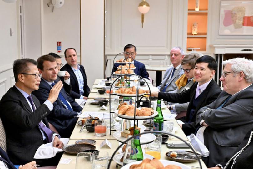 推廣香港:  陳茂波（左一）出席早午餐會，向法國巴黎銀行董事長樂明瀚（右一）等金融機構和商界領袖介紹香港最新情況。