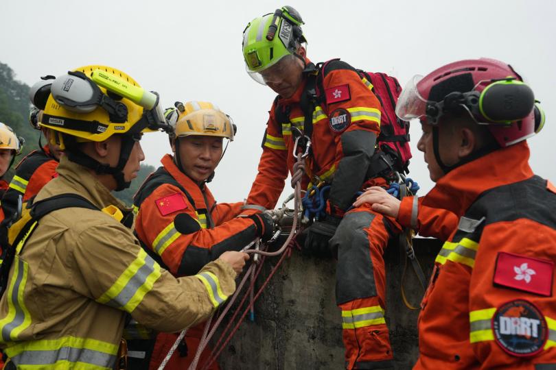 拯救行動:  香港與澳門救援人員在演練中合作架設繩索系統。
